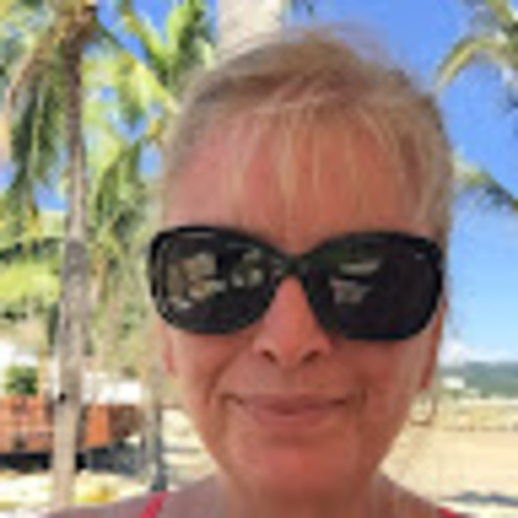 Profile Picture of Brenda Hoyland (@brendahoyland) on Poshmark