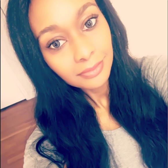 Profile Picture of Courtney Henry (@courtneyhenrya) on Poshmark