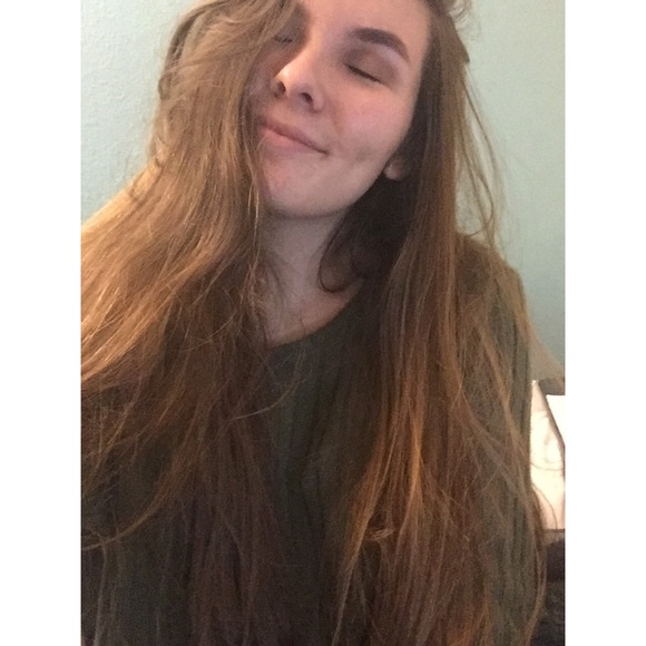 Profile Picture of Kaela Engstrom (@kaelaae) on Poshmark