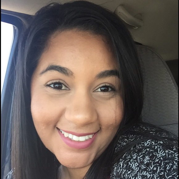 Profile Picture of Gina Decoud (@ginadecoud) on Poshmark