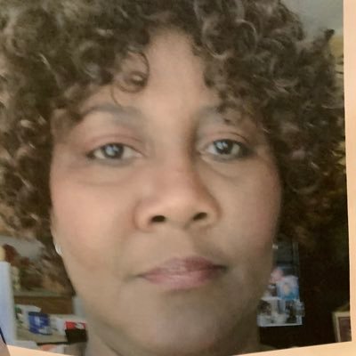 Profile Picture of Louise Ayers (@missymo70) on Twitter