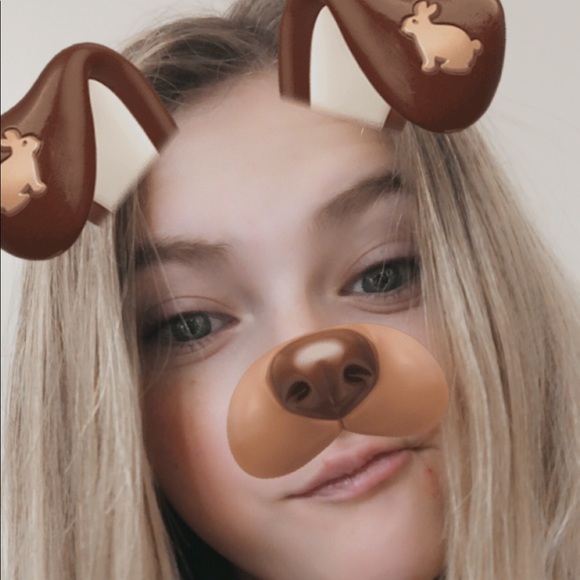 Profile Picture of Averi Holcroft (@averiholcroft) on Poshmark