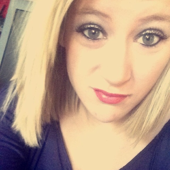 Profile Picture of Emily Craven (@emilycraven99) on Poshmark