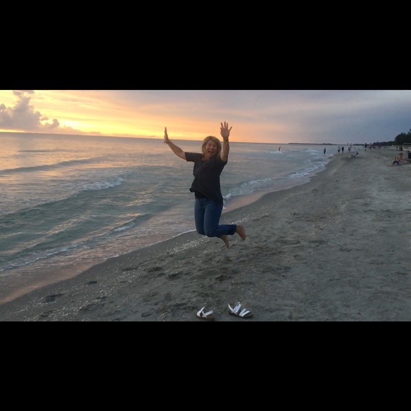 Profile Picture of Amber Schullstrom (@aschullstrom) on Poshmark