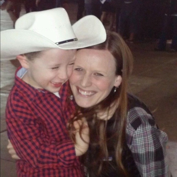 Nikki Holmes - Poshmark Profile Picture of Nikki Holmes (@nikkilin6) on Poshmark