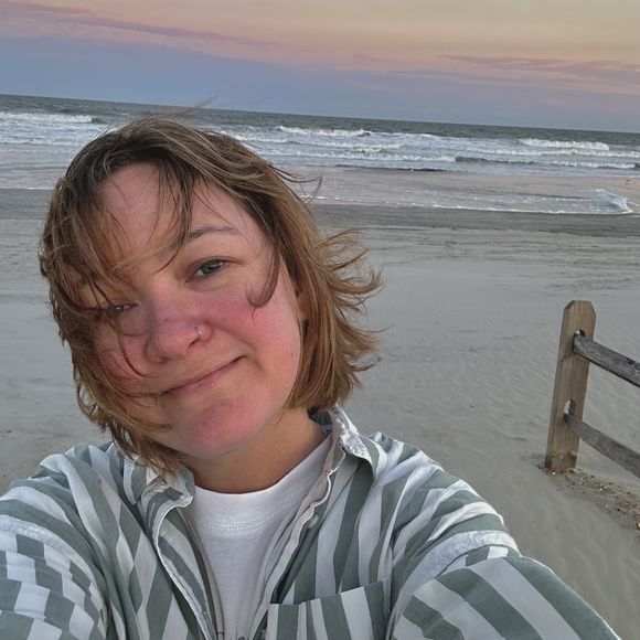 Profile Picture of Alison Hale (@alinotallie) on Poshmark