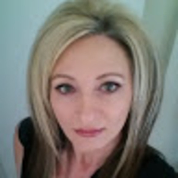 Profile Picture of Lynette Arnold (@80sbsidegirl) on Poshmark