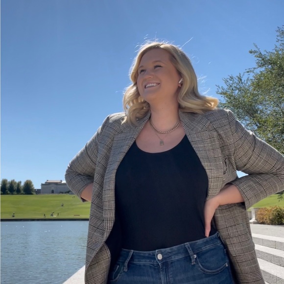 Profile Picture of Emily Breytung (@em_paige777) on Poshmark