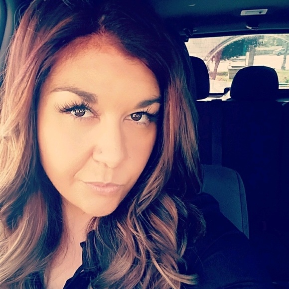 Profile Picture of Renee Doster (@shimmernay) on Poshmark