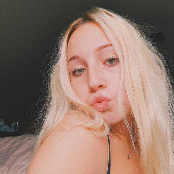 Profile Picture of Abby Rechnitzer (@abbyrechnitzer) on Poshmark