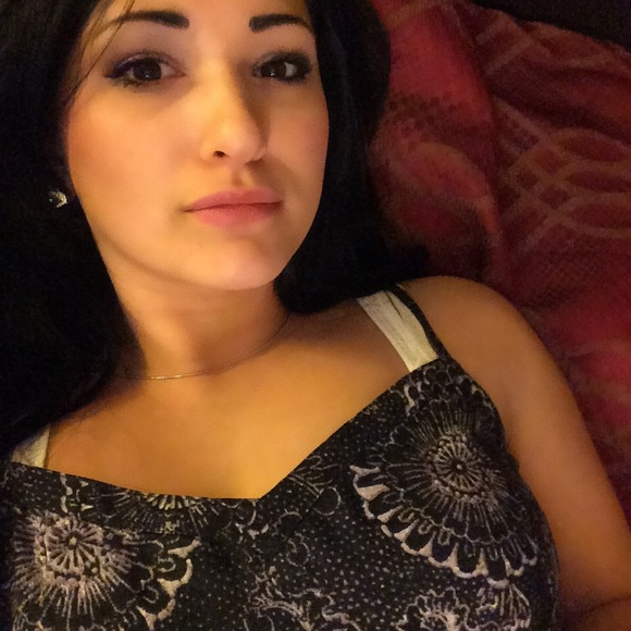 Profile Picture of Liz Lard (@lizboobum) on Poshmark