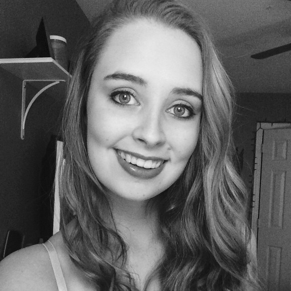 Profile Picture of Amanda Henkelman (@mandahenkelman) on Poshmark