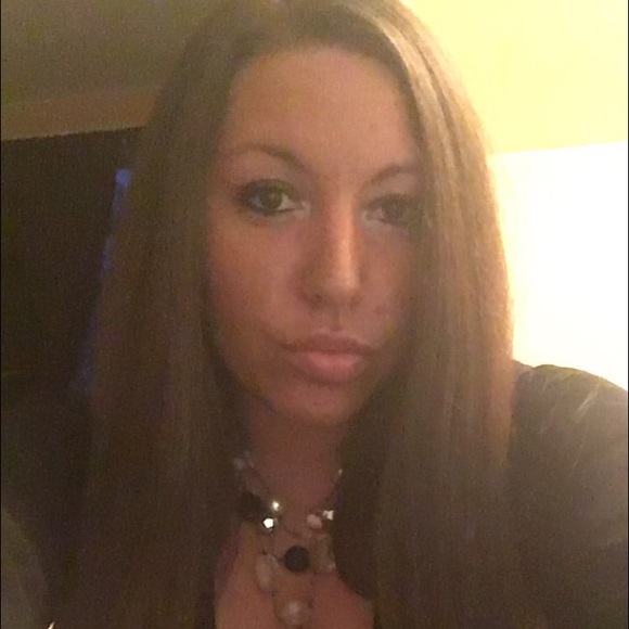 Profile Picture of Heather Winick (@heathydawn3) on Poshmark