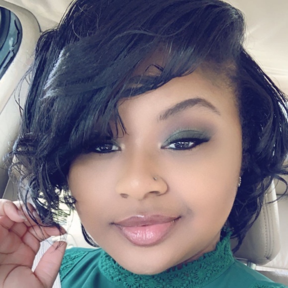 Profile Picture of Hannah Battles (@hannahbattles) on Poshmark