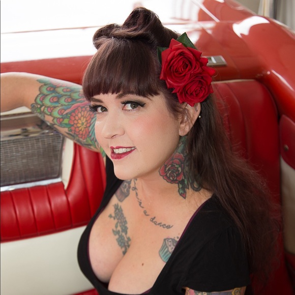 Profile Picture of Kelli Roeber (@kelliroeber) on Poshmark