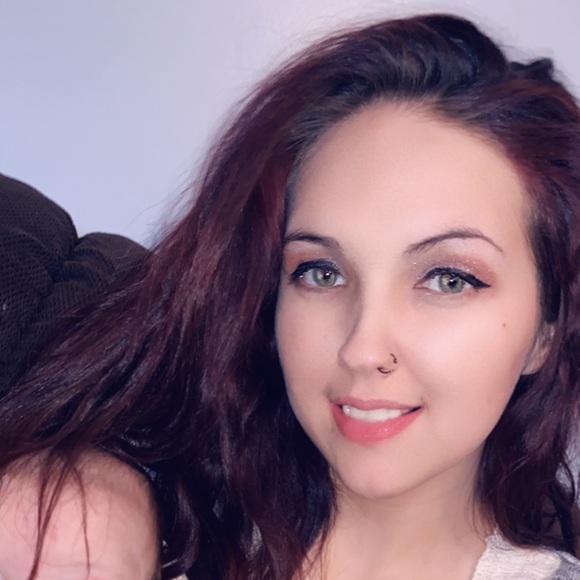 Ally Cheshier - Poshmark Profile Picture of Ally Cheshier (@allyyy4) on Poshmark