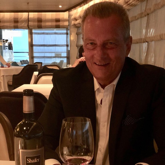 Profile Picture of Robert Blumberg (@rlum) on Poshmark