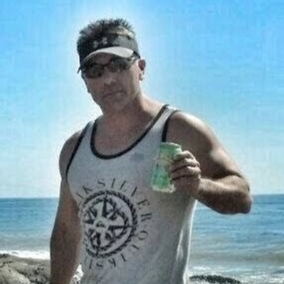 Profile Picture of Robert Izabal (@izabal64) on Poshmark