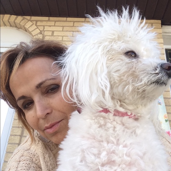 Profile Picture of Vivian Patras (@vivianp24) on Poshmark
