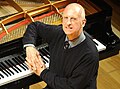 Profile Picture of Roger Woodwardon Wikipedia