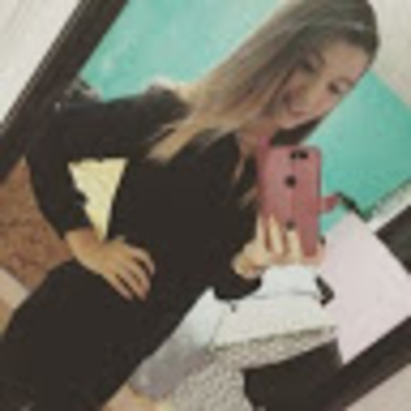 Profile Picture of Carmen Makinson (@carmen_makinson) on Poshmark