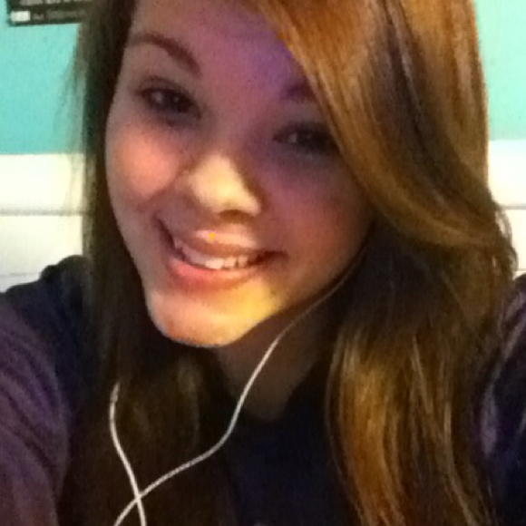 Profile Picture of Emily Cole (@emiwong15) on Poshmark