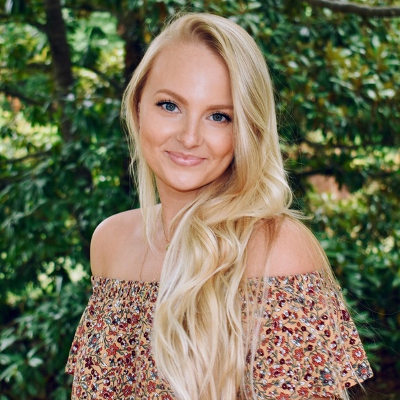 Profile Picture of Julie Adkins (@julie_adkins) on Poshmark