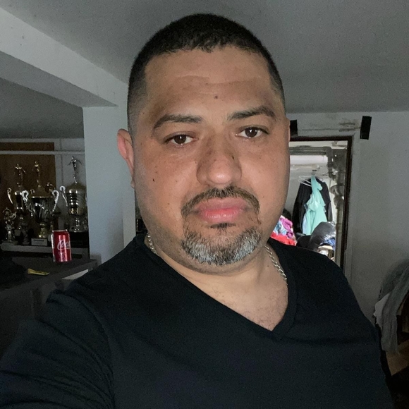 Profile Picture of Luis Maciel (@luismaciiel1976) on Poshmark