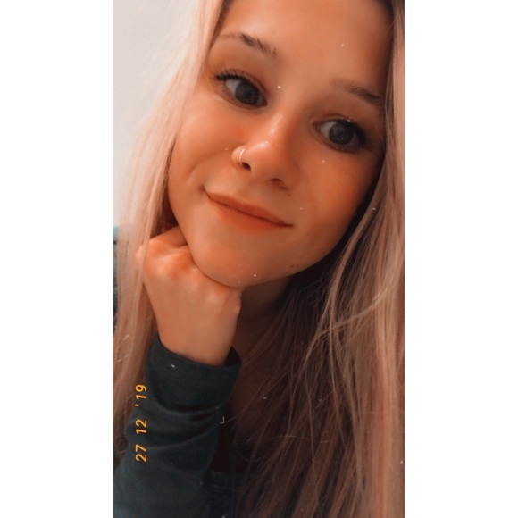 Profile Picture of Erin Brettschneider (@erinmay422) on Poshmark
