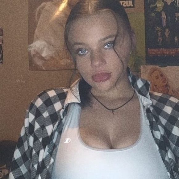 Profile Picture of Crystal Travis (@crystaltravi879) on Poshmark