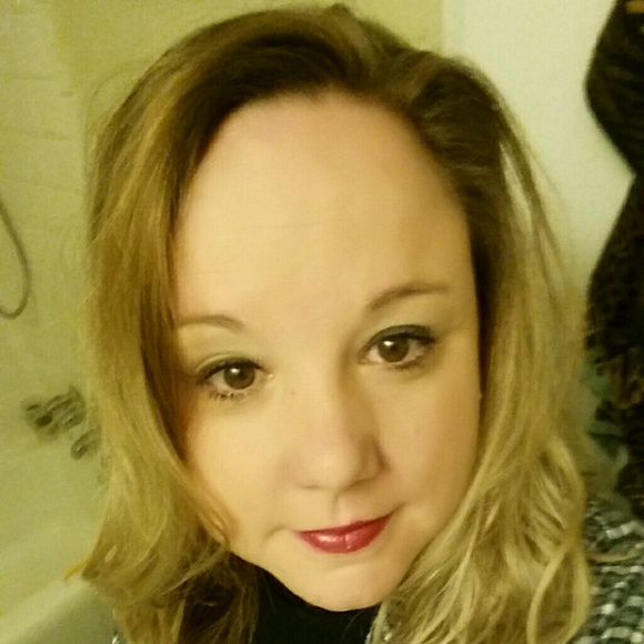 Profile Picture of Heather Moomey (@heatherrm79) on Poshmark