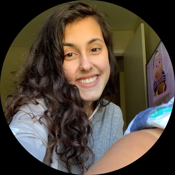 Profile Picture of Alea Davis (@aleadavis) on Poshmark