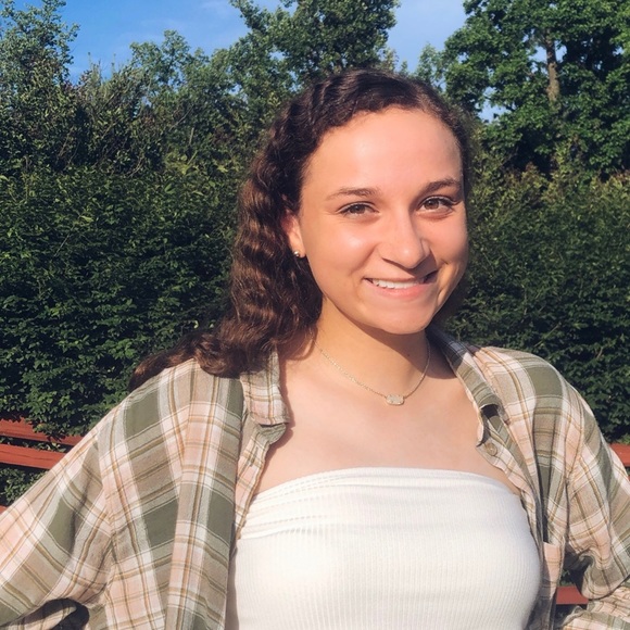 Profile Picture of Leah Ryczko (@leahryczko) on Poshmark