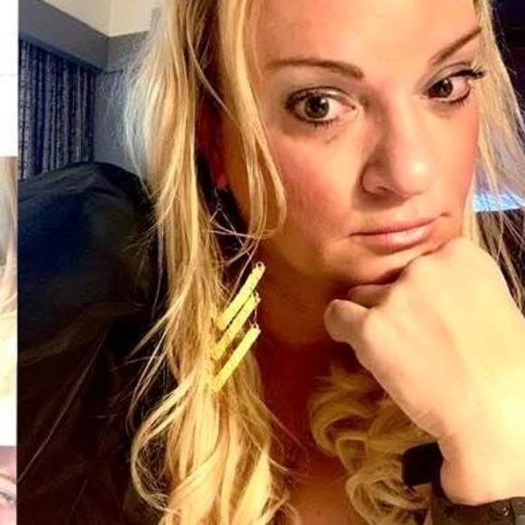 Profile Picture of Jennie Outland (@jennieoutland) on Poshmark