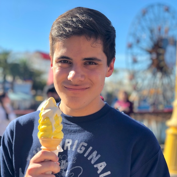 Profile Picture of Julian Alvarado (@julianbarker27) on Poshmark