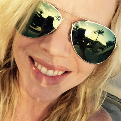 Profile Picture of April Thomas (@lakegirl38) on Twitter