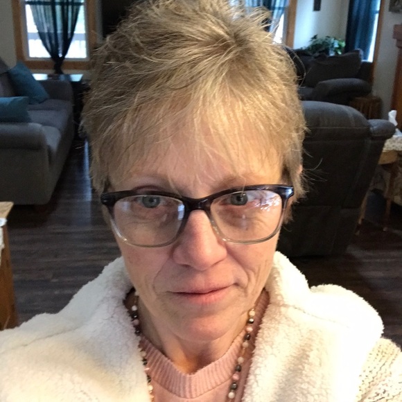 Profile Picture of Kris Ruthven (@ruthvenk) on Poshmark