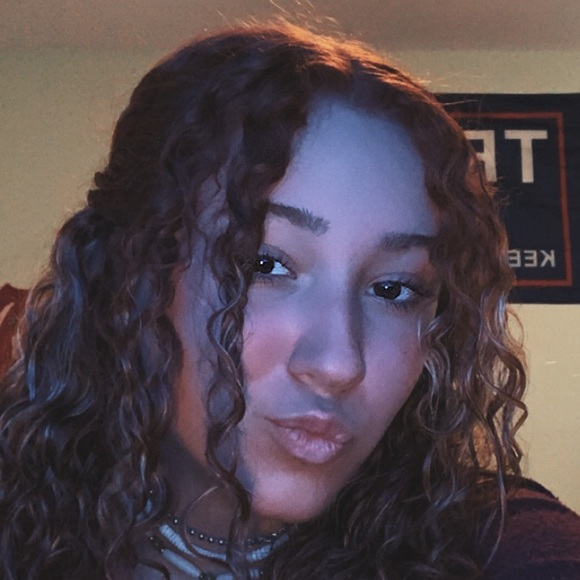 Profile Picture of Isabella Alvarez (@isa_bella3322) on Poshmark