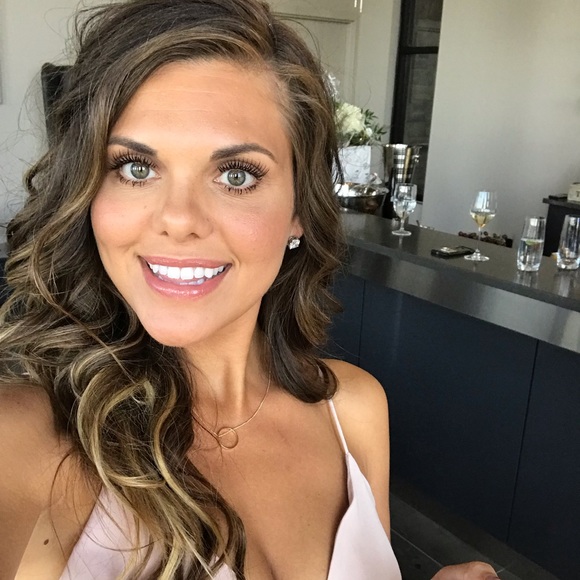 Profile Picture of Stephanie Hynds (@stephaniehynds) on Poshmark