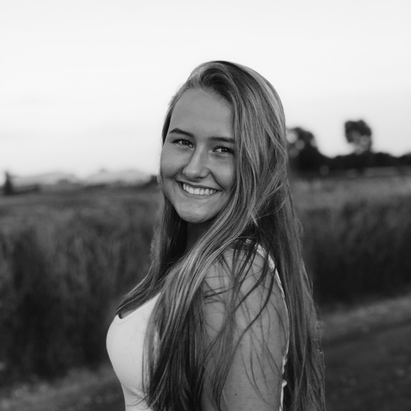 Profile Picture of Lauryn Moubray (@laurynm18) on Poshmark