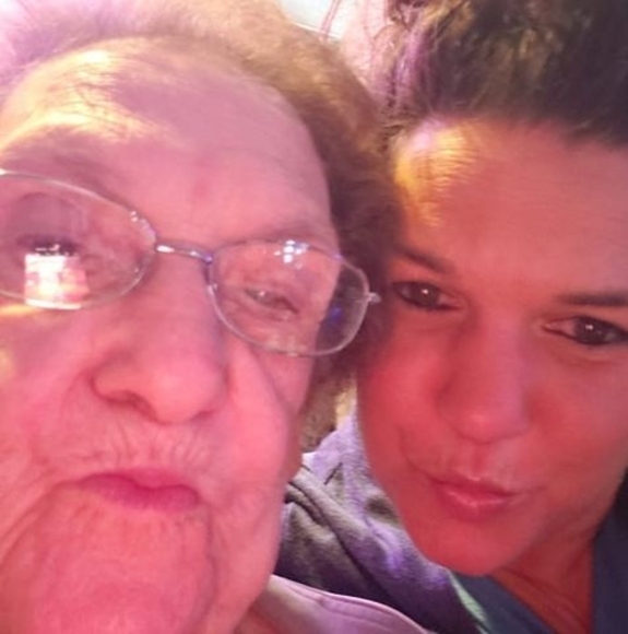 Bobbi Ernst - Poshmark Profile Picture of Bobbi Ernst (@bobbiernst) on Poshmark