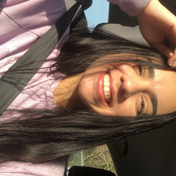 Profile Picture of Daniela Casares (@casvdaniela) on Poshmark