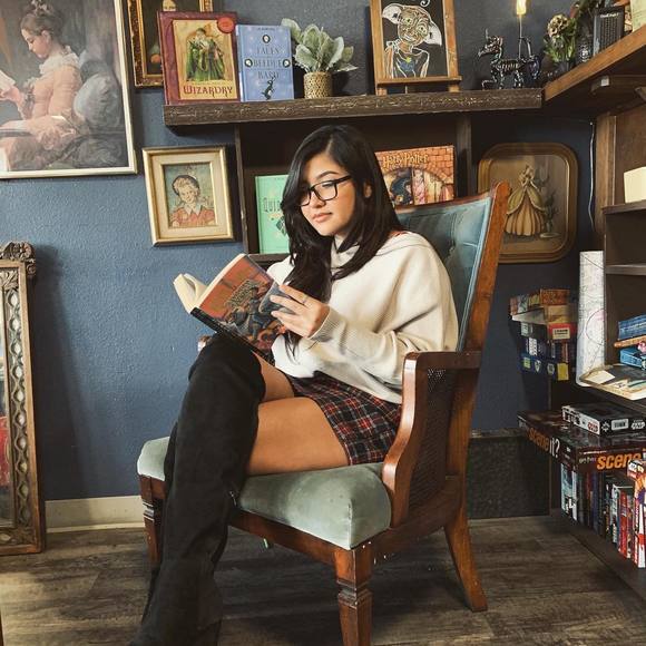 Profile Picture of Lorisa Bernal (@lorisabernal) on Poshmark