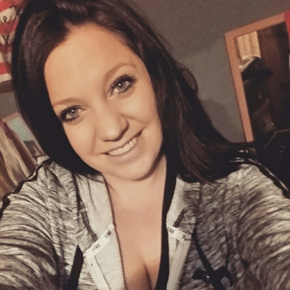 Profile Picture of Angela Sperling (@angela44111) on Poshmark