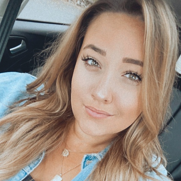 Profile Picture of Jennifer Pawlowski (@jenniferpawlows) on Poshmark