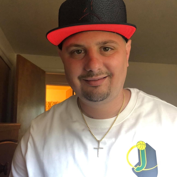 Profile Picture of Kevin Wrobel (@kwrobel1507) on Poshmark