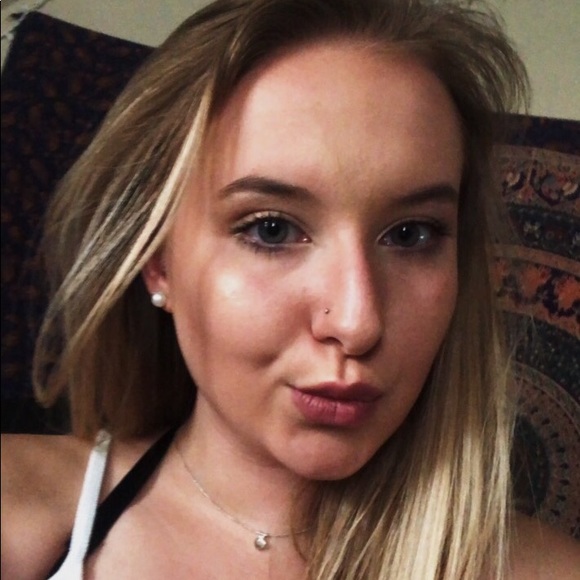 Profile Picture of Jasmine Egger (@jasminee1101) on Poshmark