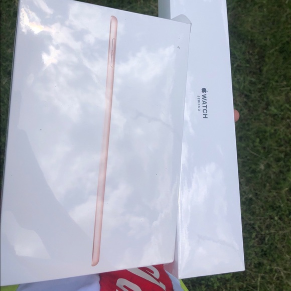 Profile Picture of Guochun Liu (@younhjefe1k) on Poshmark