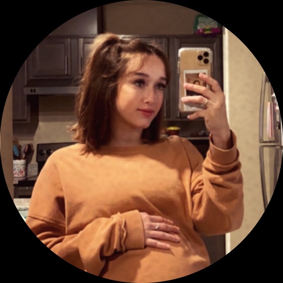 Profile Picture of Elizabeth Kozlovsky (@lizznicole1202) on Poshmark