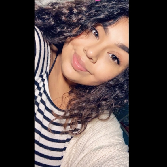 Profile Picture of Samantha Gobellan (@samiigobe) on Poshmark